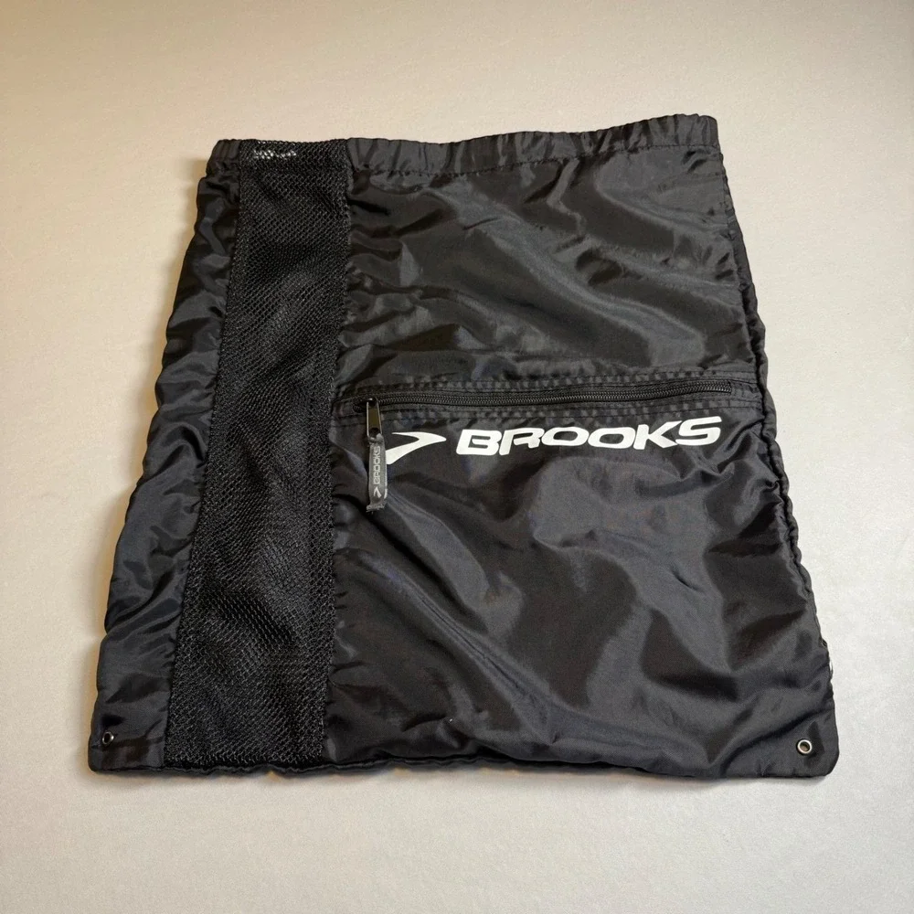 Brooks Running Drawstring Cinch Bag‎ Black Mesh Panel Zipper Pocket Backpack